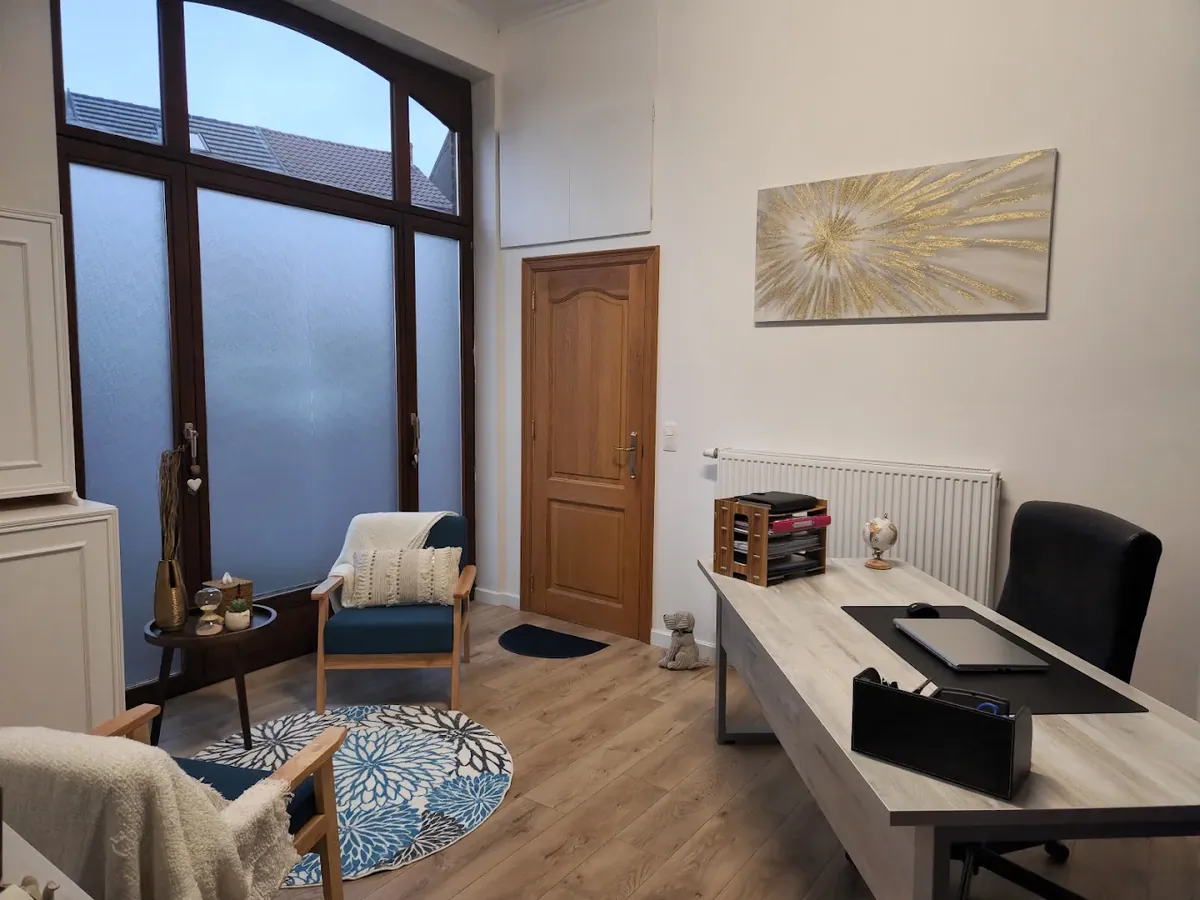 L'espace de consultation chaleureux du cabinet de psychologie à Mont-Sainte-Aldegonde